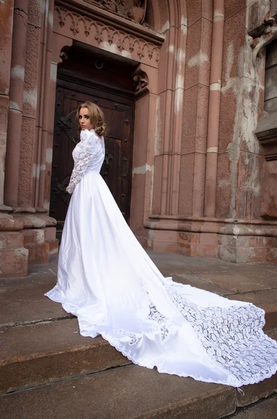 Mulher posando em um vestido de noiva — Fotografia de Stock