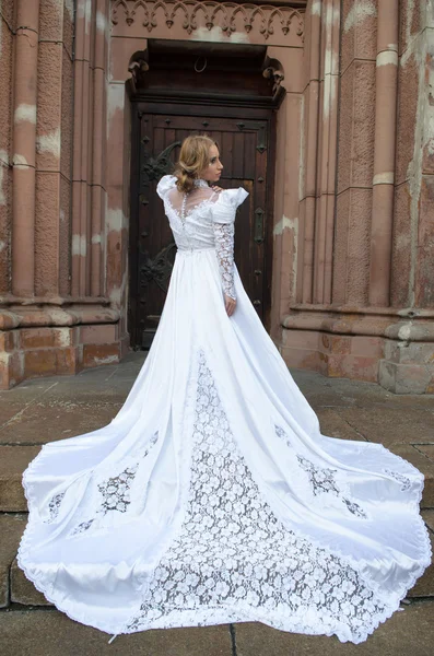 Femme en robe de mariée blanche — Photo