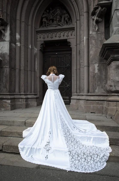 女人穿着婚纱摆姿势 — 图库照片