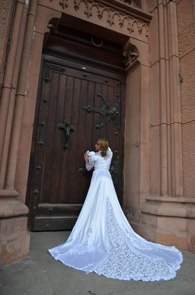 Femme posant dans une robe de mariée — Photo