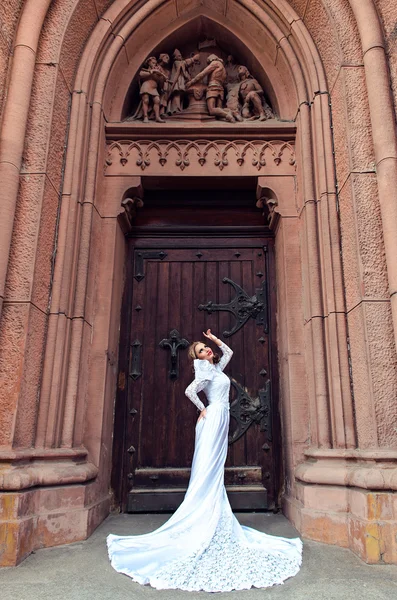 Mulher posando em um vestido de noiva — Fotografia de Stock