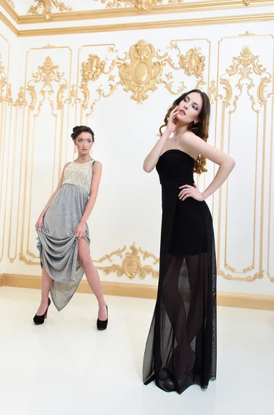 Twee vrouwen in elegante jurken — Stockfoto
