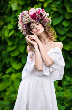 başında bir çelenk ile kız