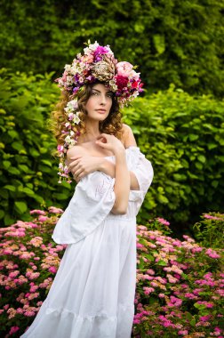 başında bir çelenk ile kız