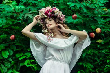 çelenk elma dallar ile kız