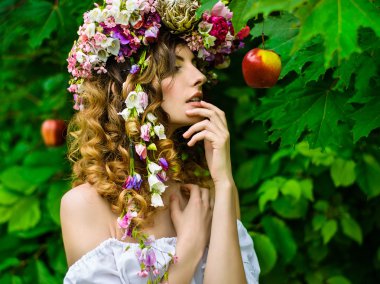 çelenk elma dallar ile kız