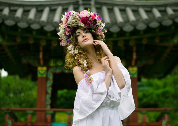 Fille dans une couronne près de la tonnelle — Photo