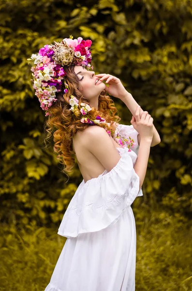 Girl  with a wreath on her head — Stock Photo, Image