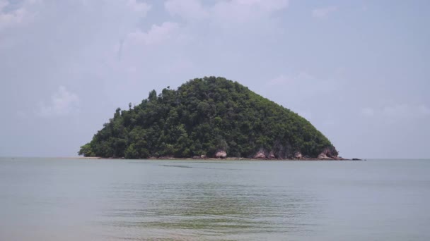 Mica Insulă Tropicală Munte Copaci Pietre Mijlocul Mării Fundal Cer — Videoclip de stoc