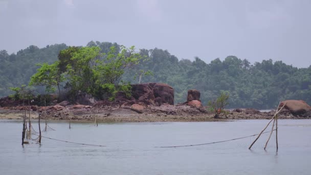 Klein Tropisch Eiland Met Bomen Rotsen Het Midden Van Zee — Stockvideo