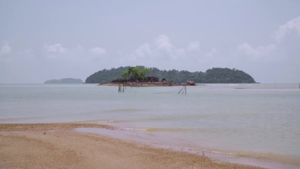 热带小岛 有树木和岩石在中间的大海和乌云蓝色的天空背景 马来西亚恩道的景观海滩景观 — 图库视频影像