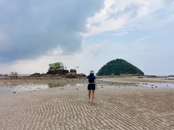 Traveller Asian Woman Walking Calm Tranquil Sandy Beach Low Tide — стоковое фото