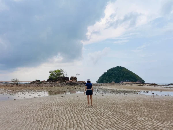 Happy Girl Traveler Beach Low Tide Small Island Rock Mountain — стоковое фото