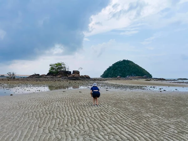 Happy Girl Traveler Beach Low Tide Small Island Rock Mountain — стоковое фото