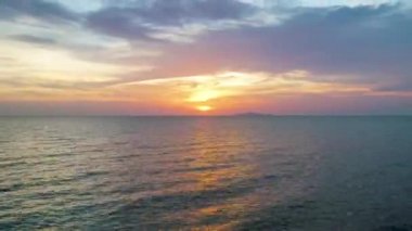 Majestic 'in günbatımında zaman kaybı ya da denizde gün doğumu manzarası. Doğanın inanılmaz ışığı gökyüzü bulutları ve bulutlar hareket ediyor renkli, karanlık günbatımı bulutları. Doğa ortamı arkaplanı