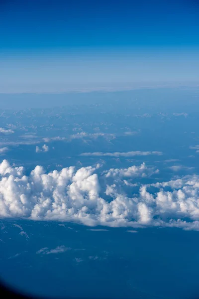 Vista de las nubes desde el plano — Foto de Stock