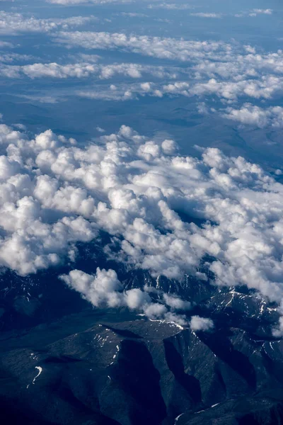 Θέα από τα σύννεφα από το αεροπλάνο — Φωτογραφία Αρχείου