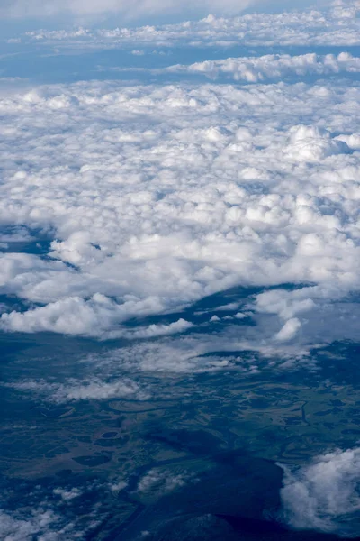 Nézd a felhők, a sík — Stock Fotó