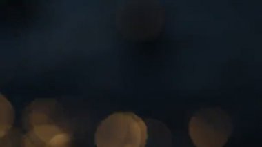 Sabah dalgaları Bokeh ile kıyıda