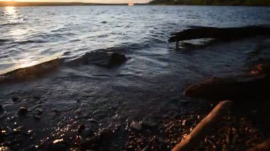 Sabah dalgaları Bokeh ile kıyıda