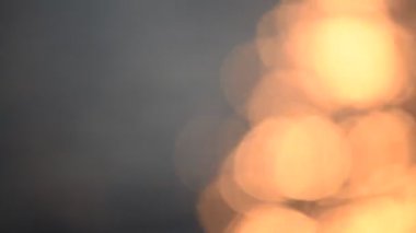 Sabah dalgaları Bokeh ile kıyıda