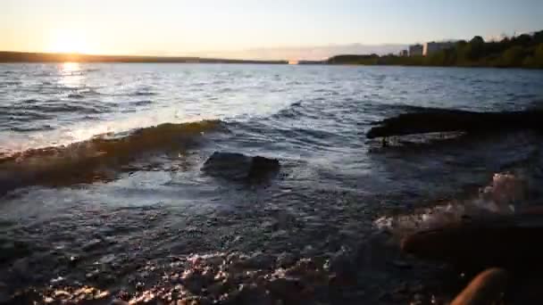 Morgen bølger på kysten med bokeh – Stock-video