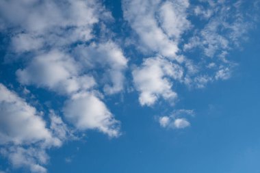 Bulutlu mavi gökyüzü