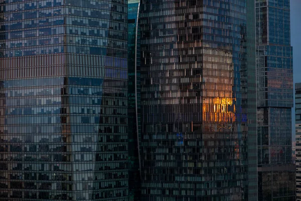 Bâtiment vitré avec reflet de coucher de soleil — Photo