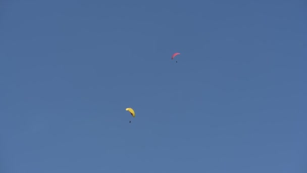 İnsanlar dağlarda yamaç paraşütü uçurur. — Stok video