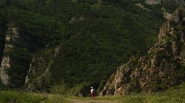 İnsanlar dağlarda yamaç paraşütü uçurur.