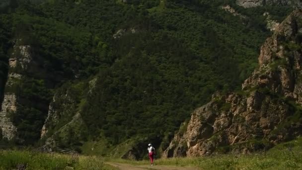 Az emberek siklóernyősökkel repülnek a hegyekben. — Stock videók