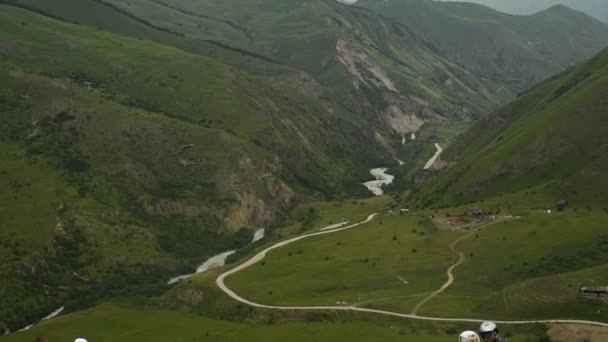 Menschen fliegen mit Gleitschirmen in die Berge — Stockvideo