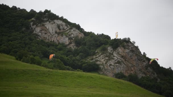 Lidé létají paraglidisty v horách — Stock video