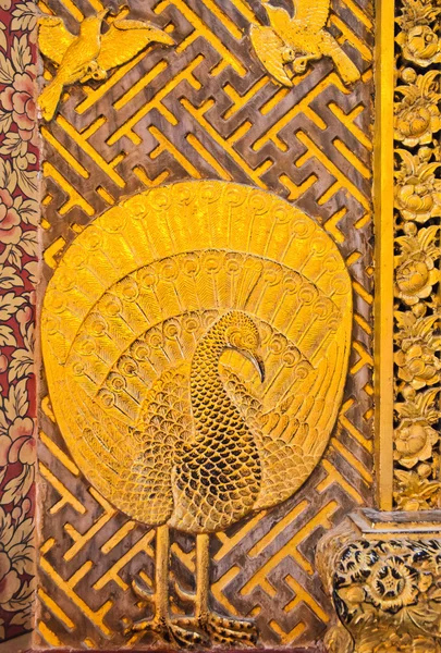 Peacock carved on doors — Stock Photo, Image