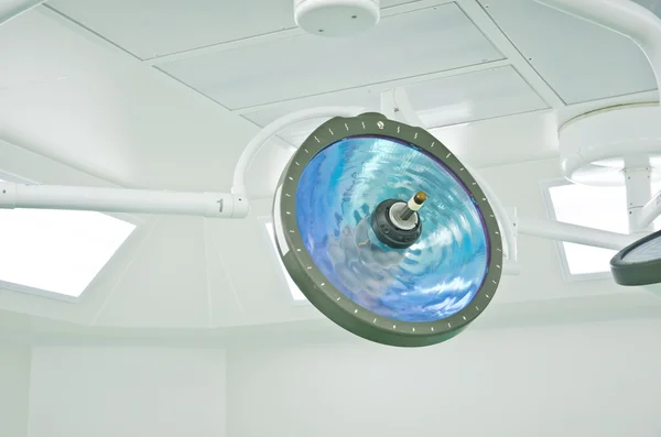 Beleuchtung im Operationssaal im Krankenhaus — Stockfoto