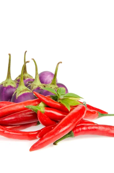 Czerwona papryka chili i bakłażanem — Zdjęcie stockowe