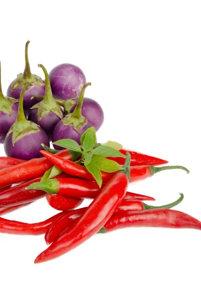 Czerwona papryka chili i bakłażanem — Zdjęcie stockowe