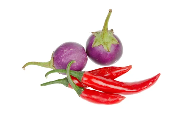 Röd chili paprika och aubergine — Stockfoto