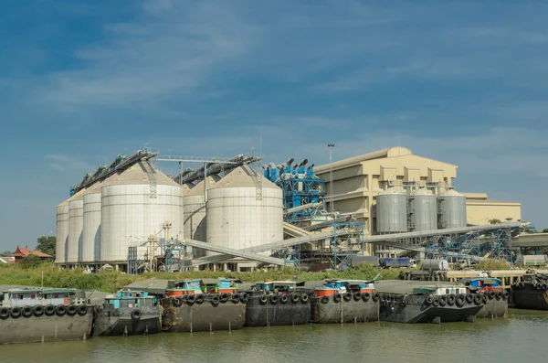 Silos de metal agricultura celeiro e porto de navio — Fotografia de Stock