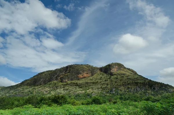 Fjell med blå himmel – stockfoto