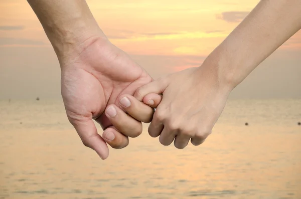 Pareja cogida de la mano — Foto de Stock