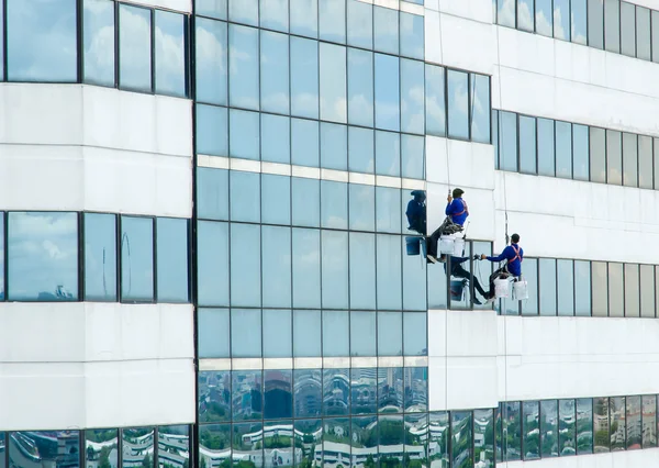 Grupo de trabajadores limpiando ventanas Fotos de stock libres de derechos