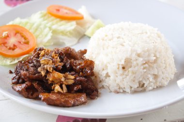 Kızarmış domuz eti pilav sarımsak