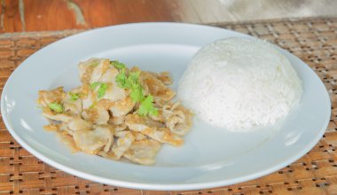 sarımsak ve biber ve haşlanmış pirinç ile tavada kızartılmış domuz eti