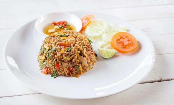 Comida picante tailandesa manjericão camarão receita de arroz frito — Fotografia de Stock