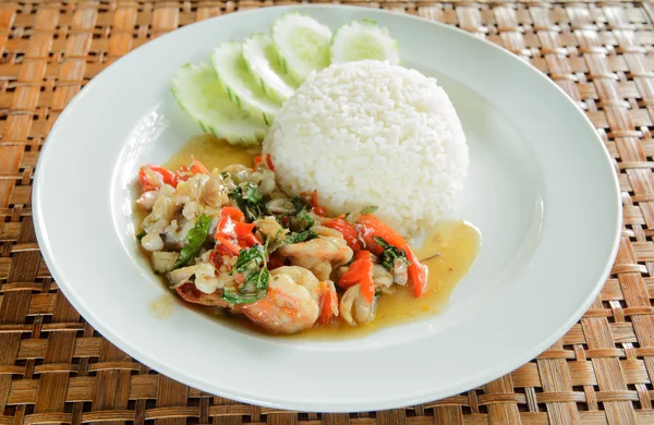 Calamares de camarones fritos con hojas de albahaca, Arroz al vapor — Foto de Stock