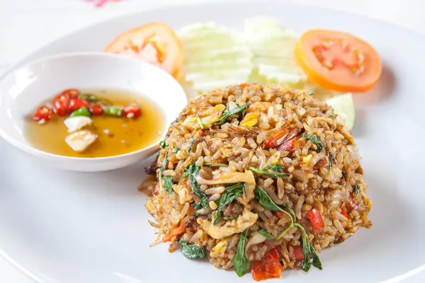 Receta de arroz frito de camarones de albahaca de comida picante tailandesa Imagen de stock