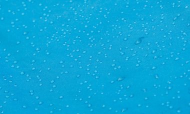 mavi su geçirmez kumaş üzerinde su damlası