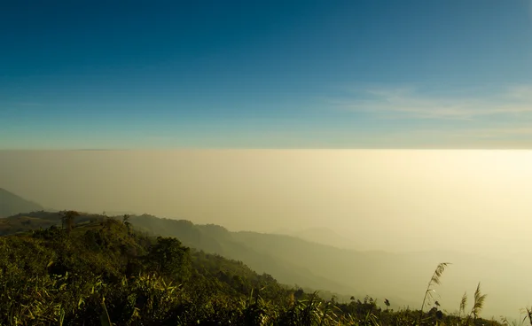 Sunrise over landscape — Stock Photo, Image