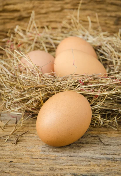 Uova su fondo legno — Foto Stock